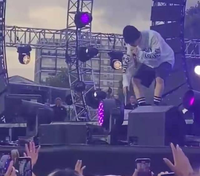 演唱会|韩星Gray舞台上被扔红色内衣，捡起后用其打招呼，举止尴尬遭吐槽