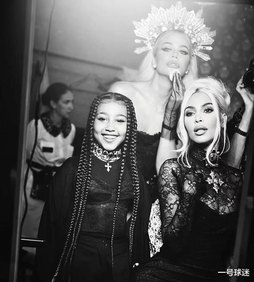 金·卡戴珊|卡戴珊二姐大变样，闪耀欧洲，一头白发迷人，年过四旬，魅力十足