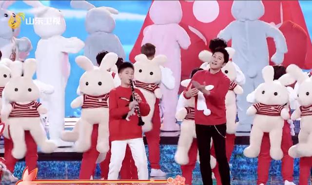 春晚|蔡轩正:星二代不愁资源,才上小学就被蔡国庆带着轻轻松松上春晚