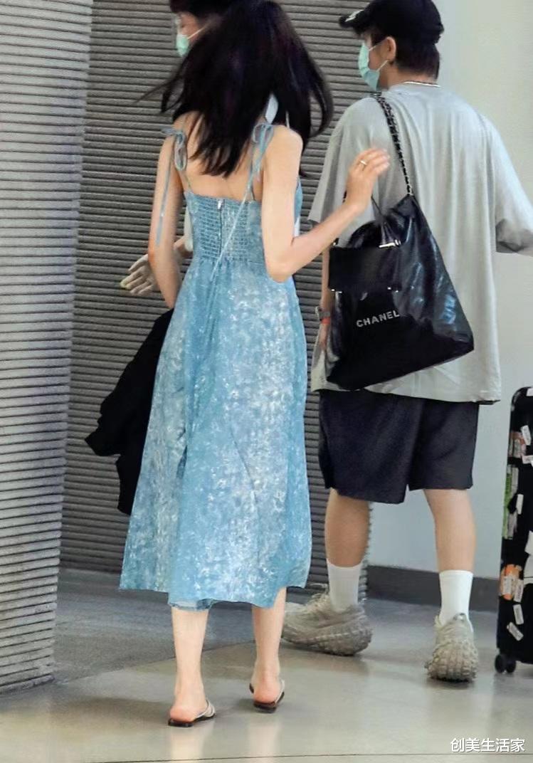 迪丽热巴|迪丽热巴机场私服，穿冰蓝色吊带长裙配平底凉拖，清爽干净且随性
