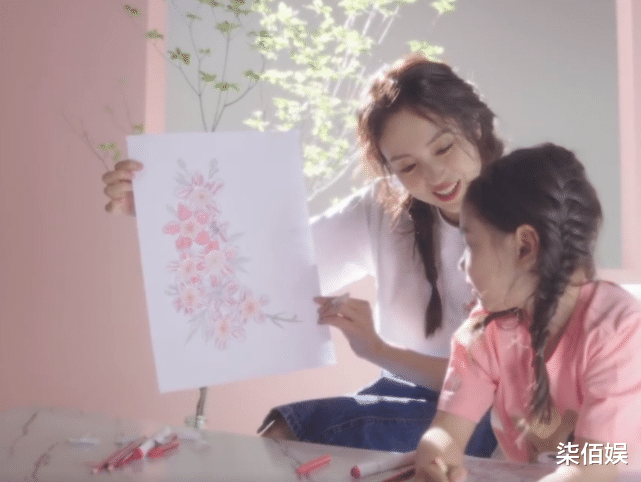 董璇|董璇分享亲子时光,与酒窝扎同款麻花辫,母女俩似一个模子刻出来