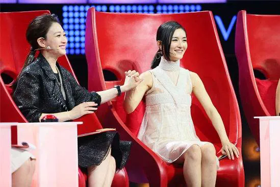 李小冉|当年李小冉扔下重病的男友去给谢娜当伴娘,3年后李小冉大婚,谢娜却说没空