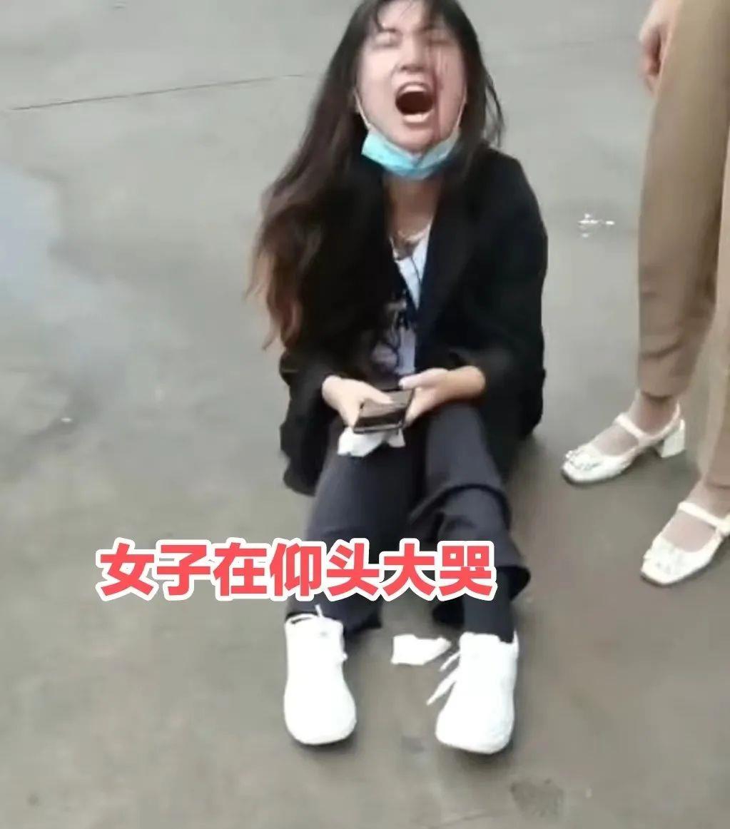 湖南:女子的狗走丢了,坐在地上大哭:“我没有男朋友了”