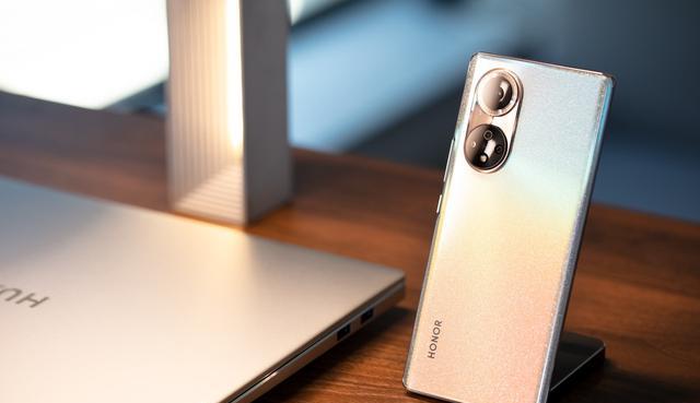 荣耀50|8+256G降至2499,75曲面屏+1亿像素,荣耀50更香了