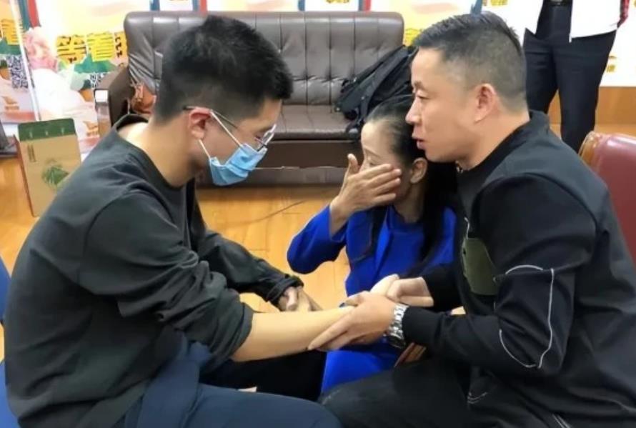 |孙海洋直播时有人喊国滨,孙爸霸气回怼,被赞脑子聪明说话有分寸