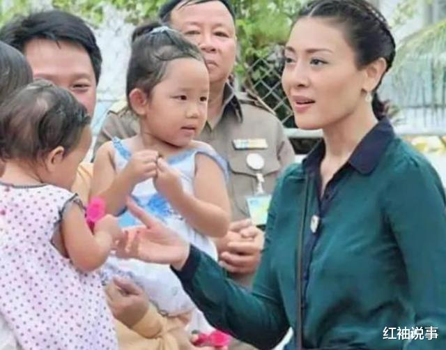 西拉米|51岁西拉米艳压群芳，身穿抹胸礼服接驾，颜值和身材碾压苏提达