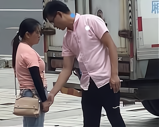 回顾：男子街头哄女友开心，女子全程黑脸，下一秒举动让网友羡慕