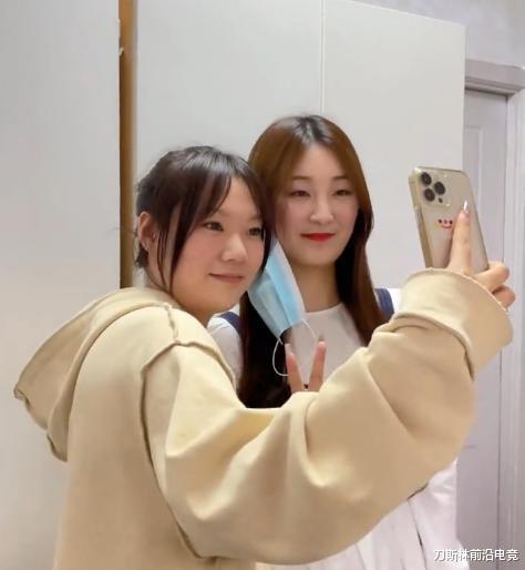 陈亚男|陈亚男真做作?走30公里给保安送蛋糕,网友:都是亲戚