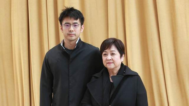 |74岁甄珍失联系儿子所为，被没收手机禁止对外联络，胞弟透露她没事很安全