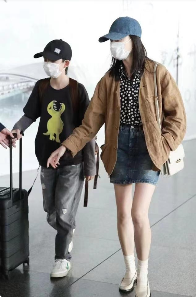 董洁|董洁携儿走机场,她自己扮得青春洋气,13岁顶顶独推行李让人心疼