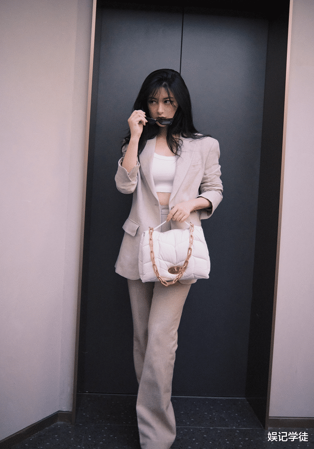 朱珠|明明已经结婚生子，却还敢这样秀身材的女星，有且只有朱珠了吧？