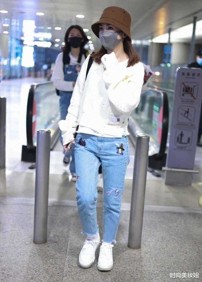 阿Sa|阿Sa真的很会穿搭，针织衫叠穿白T恤走机场，一边露肩更洋气