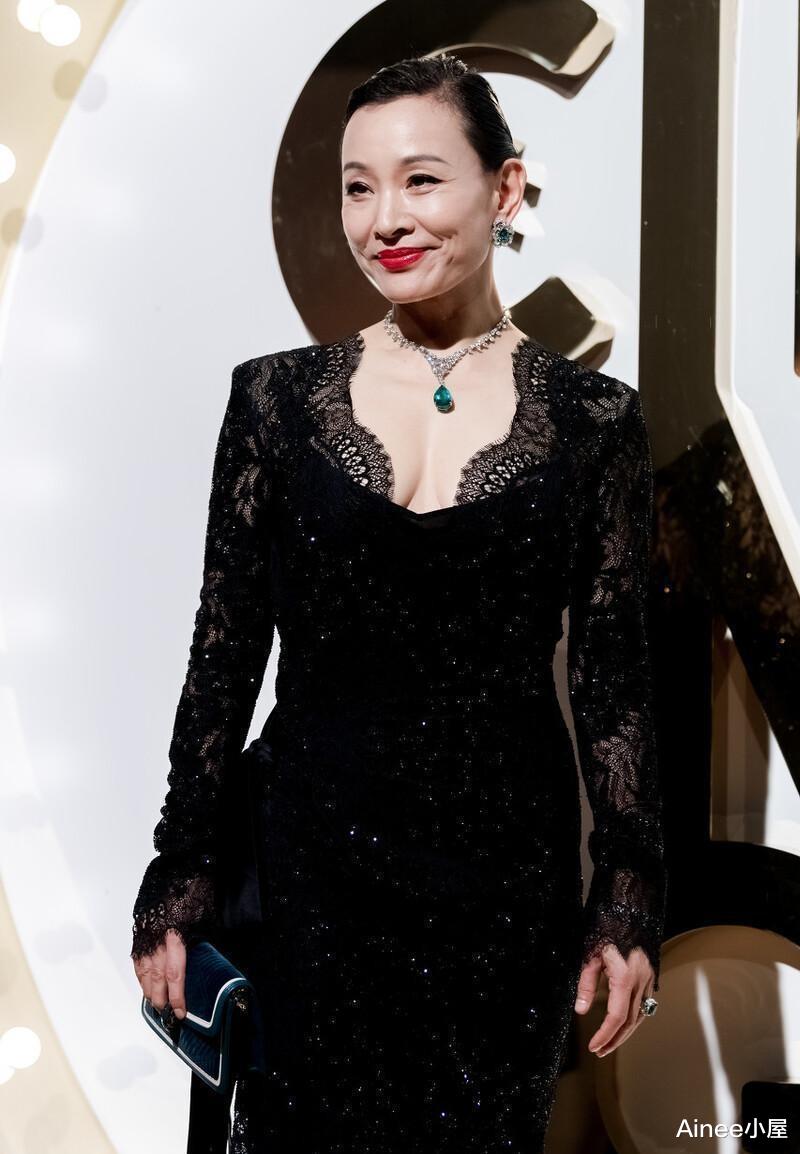 陈冲真是不服老,穿黑色亮片裙有点紧绷,下摆拼接羽毛好张扬