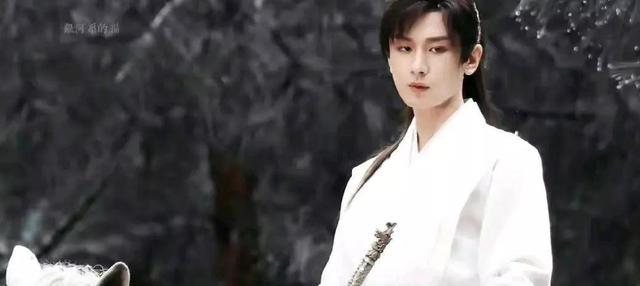 成毅|成毅古装表现更上一层楼,扮女装可以娇羞妩媚,骑白马能英俊潇洒