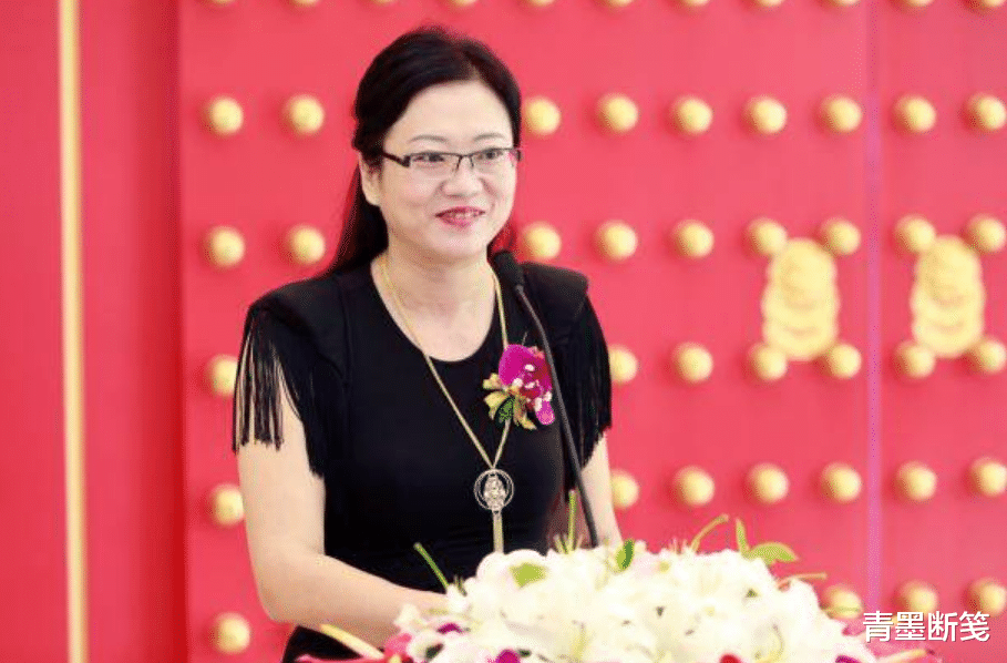 53岁辽宁美女,曾是大学老师,却辞职卖衣服,年销售额10亿元