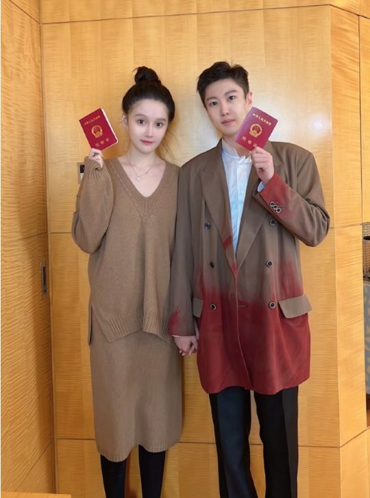 发际线|球球领证现场照曝光,女方额头圆润小陈太秀气,被指像两个假人