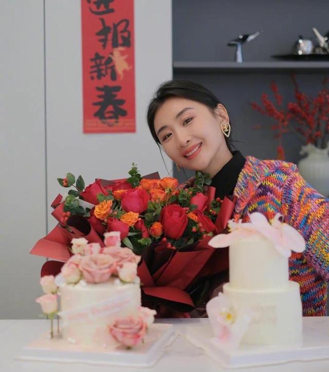 何雯娜|何雯娜晒庆生照,女儿漂亮老公宠爱,34岁似少女