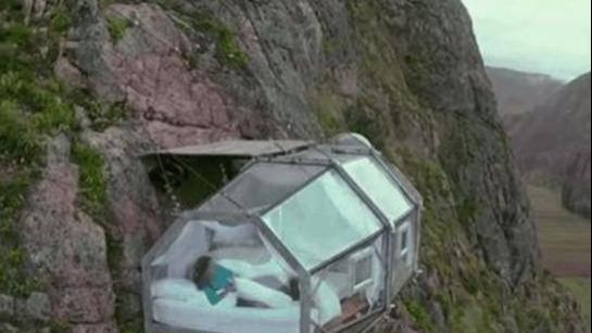 |秘鲁悬崖上的胶囊酒店，床下就是万丈深渊，一般人还真的不敢住