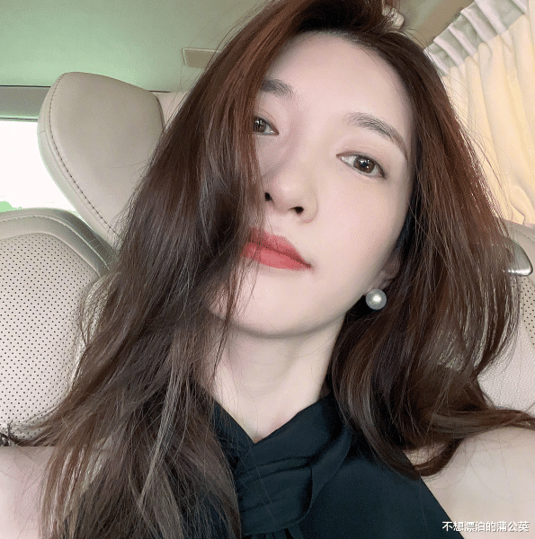 蔬菜 江疏影玩嗨了，草地当T台走出“超模范”，穿凉鞋不忘给脚做美甲