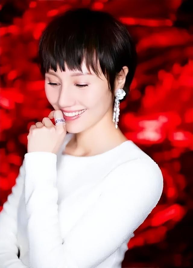 发型 40岁以后，不要老是留长发，烫卷发，这些发型让你的气质更显青春