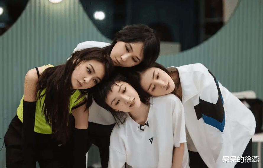 吴谨言|《乘风破浪》捧红两人，喜欢“装傻”的于文文，过分真实的吴谨言