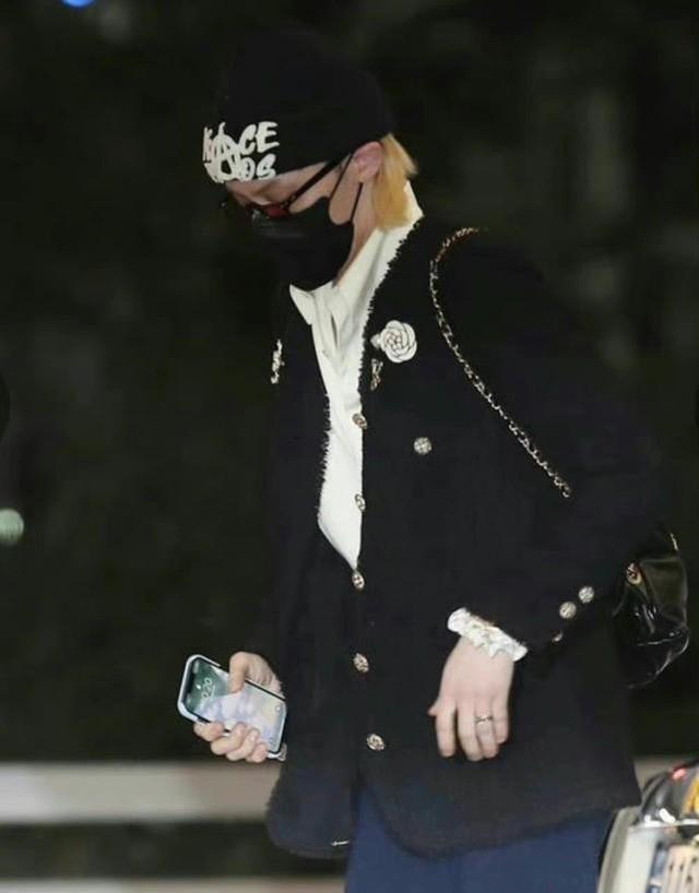 权志龙|权志龙久违现身看秀，与中国名模合照，瘦脱相粉丝表示心疼