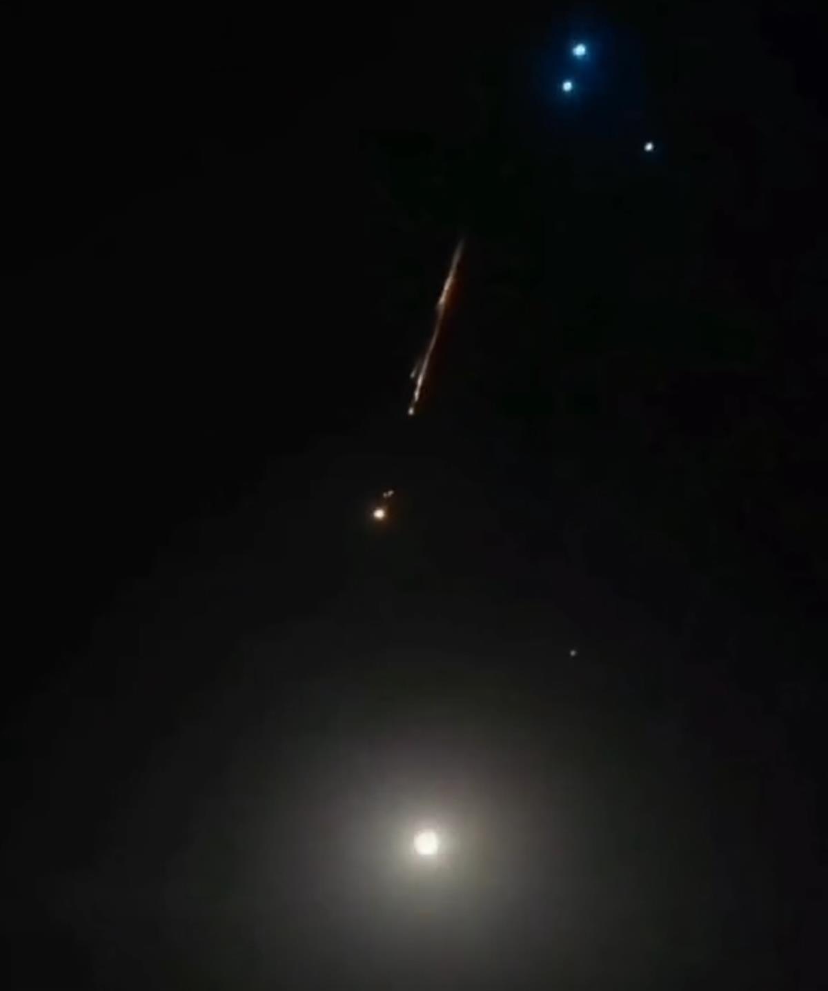 新疆现多个不同色发光体划过夜空奇观,专家:很可能是火流星