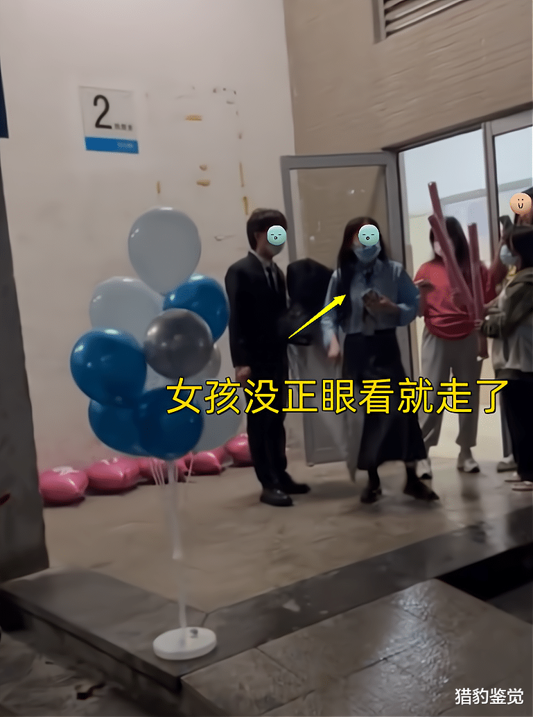 广东男子表白厂妹,女孩没正眼看就走了,同事:不知他哪来的勇气
