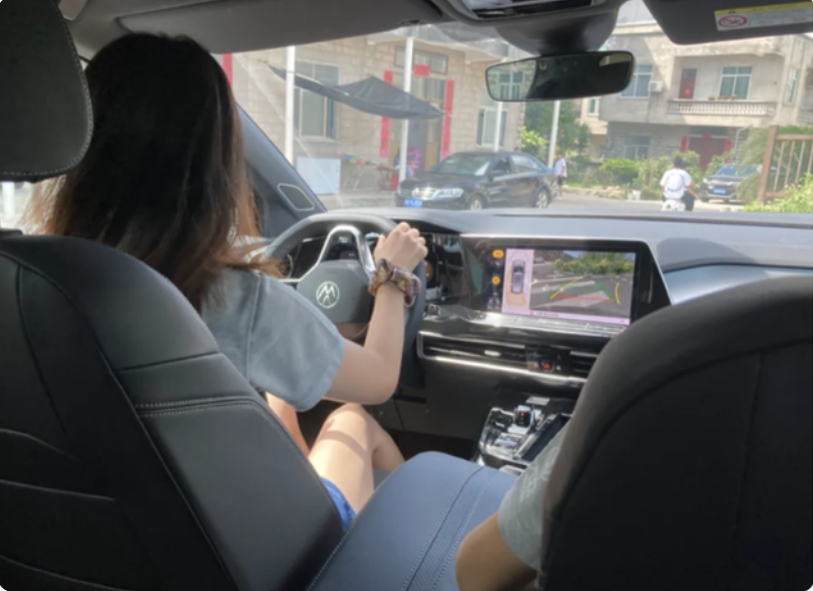 女司机拿到驾照不敢开车,在车尾贴了6张“保命符”,畅通无阻!