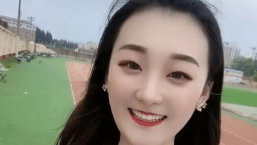 陈亚男|陈萌学陈亚男做手势舞，动作贴纸都一样，秀孕肚被指不如亚男善良