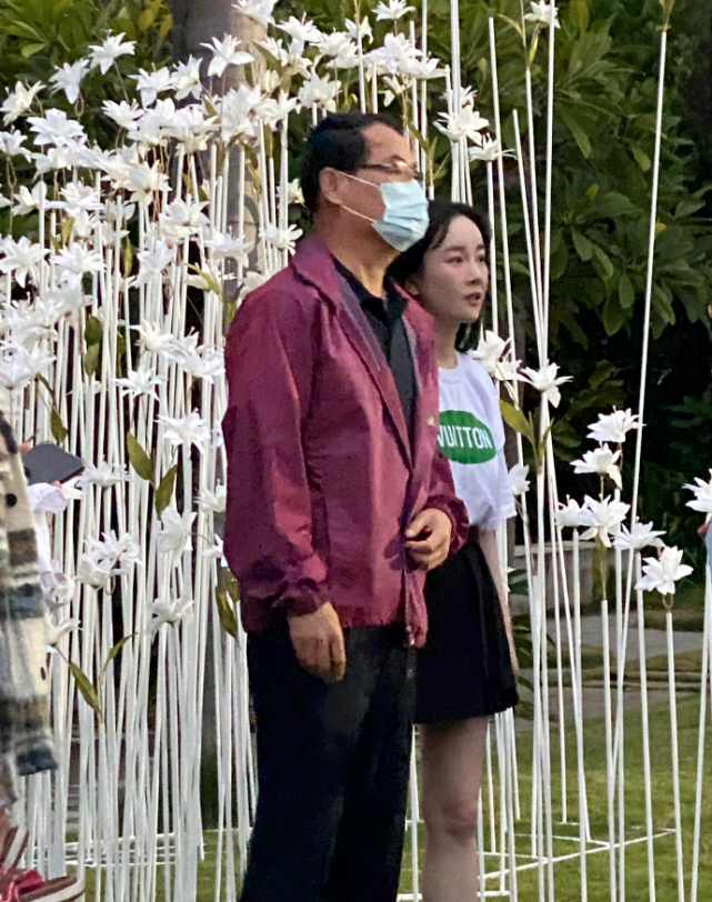 张檬|张檬金恩圣婚礼彩排照曝光,两人穿情侣装,张檬挽着爸爸