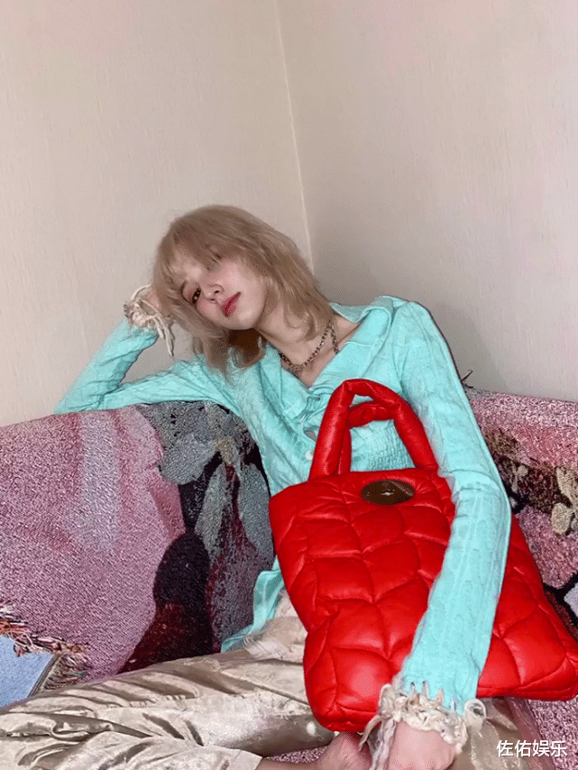 华晨宇|华晨宇绯闻女友风波后首晒照，动作默契有夫妻相，张碧晨醉酒引人心疼