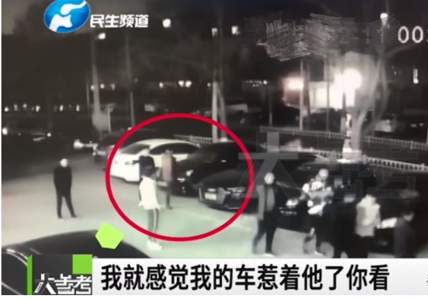 河南荥阳,朱女士的奥迪车被人踢坏了车灯
