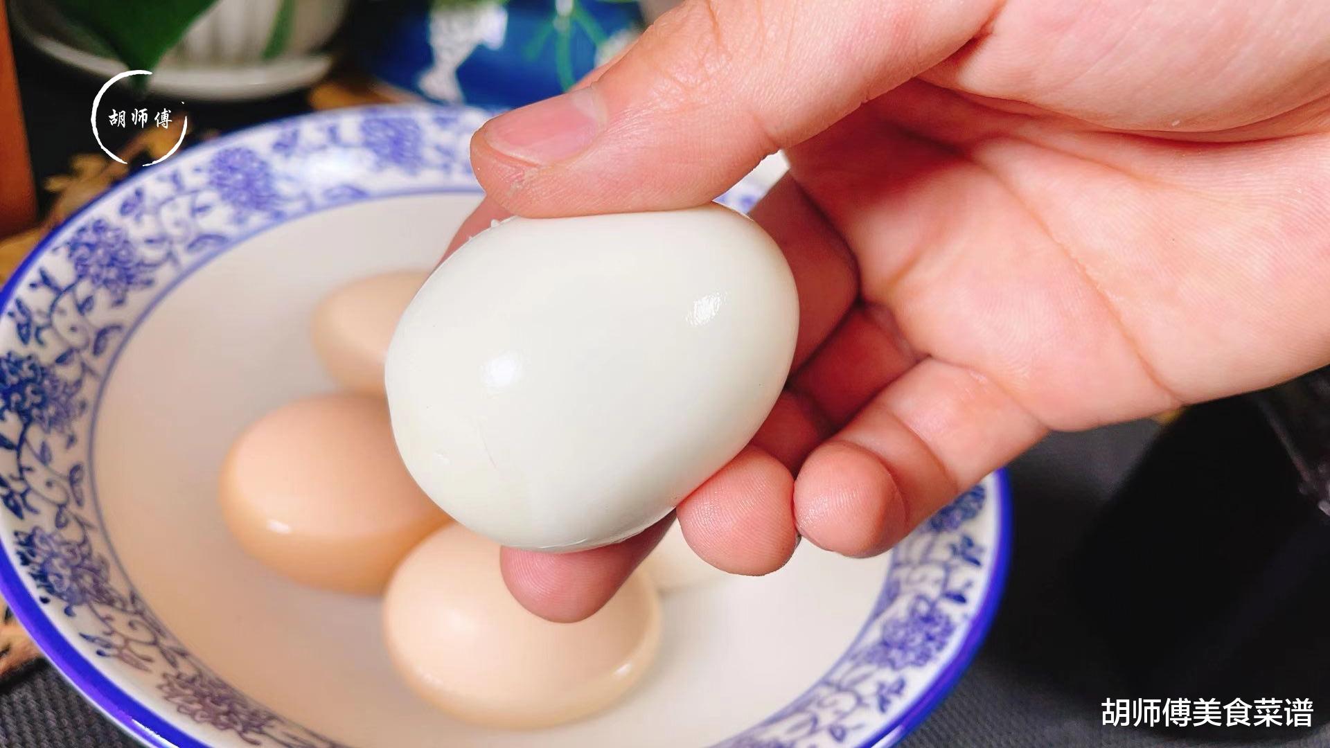 鸡蛋别再用水煮了，保姆教您一妙招，鸡蛋又香又嫩，壳一碰就掉