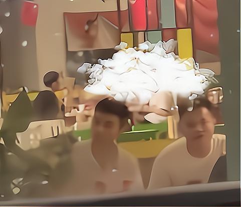 河南:男子隔窗偷看前女友和别的男子吃饭,忍不住落下了眼泪