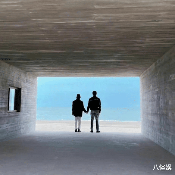 杨丞琳|杨丞琳偷拍李荣浩弹吉他,一边吐槽吵一边点赞,花式秀恩爱好甜蜜