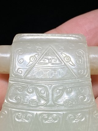 和田玉籽料|清乾隆 和田玉籽料 白玉 玉钺 博古兽面纹 斧形珮