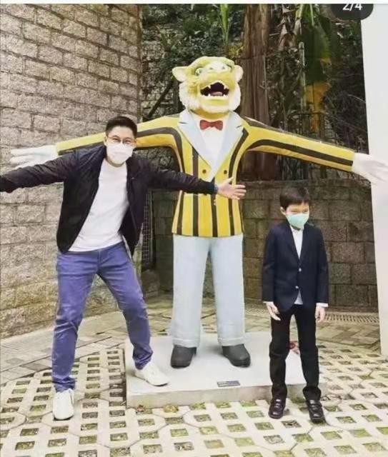 郭晶晶|霍启刚真是顾家好老公！深夜开车接过郭晶晶回家，穿休闲装好儒雅