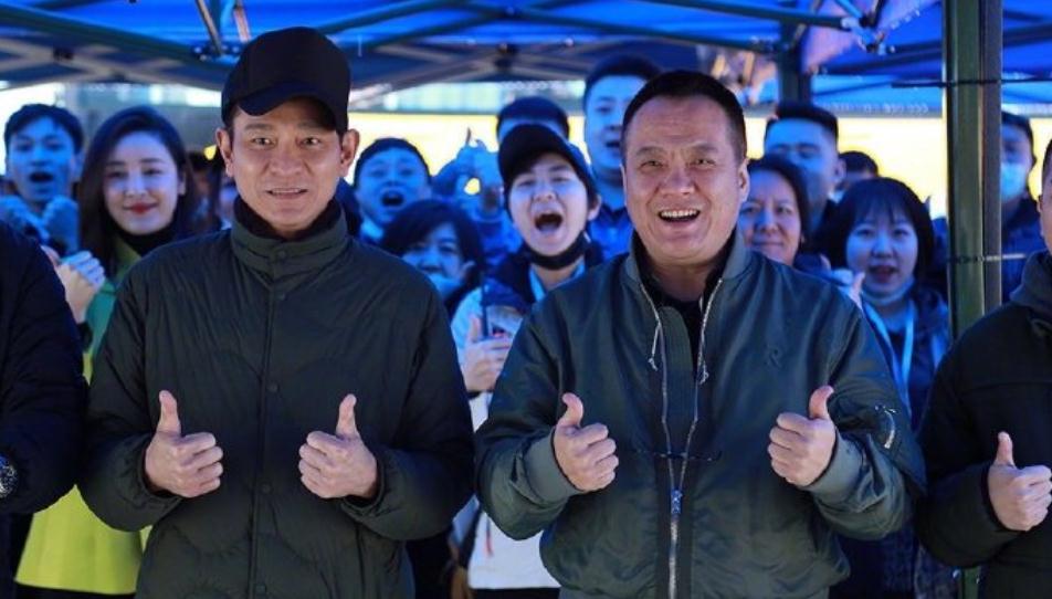 刘德华|刘德华时隔多年再与单立文合作，合影两人站c位，华仔帽子被调侃