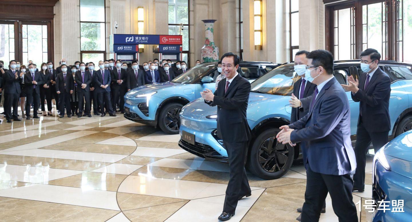 小米科技|跨界车王年中成绩盘点,百度、小米造车都到哪一步了?