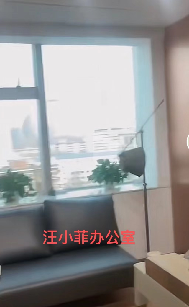 汪小菲|大S再婚后汪小菲首露面,身材消瘦面容憔悴,晒办公室全力拼事业