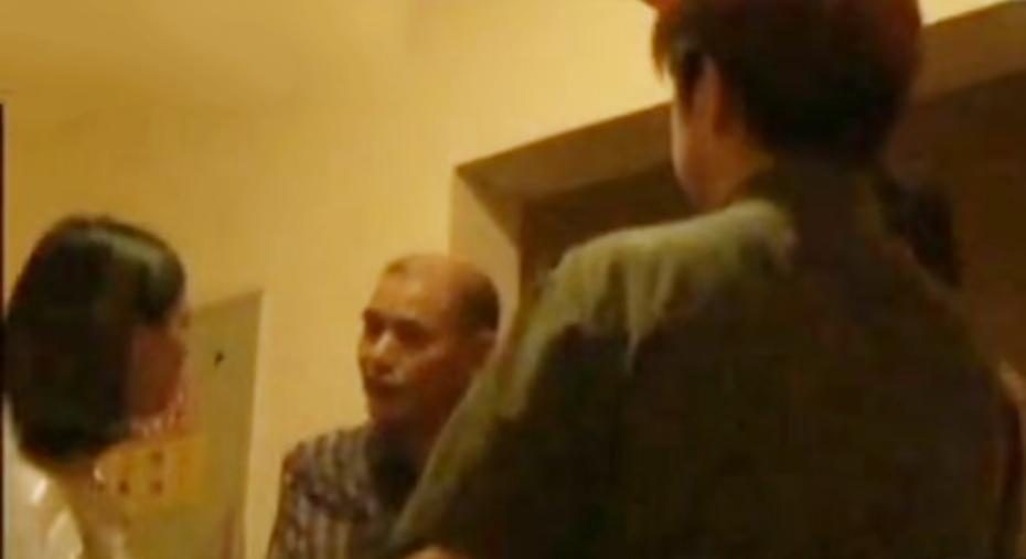 输光儿子学费并抛弃妻儿15年,如今儿子成教授让他养,儿子很无奈