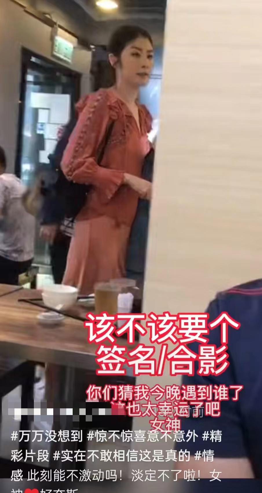 陈慧琳|陈慧琳低调现身小餐馆，50岁身材高挑似少女，捐50所学校与人拼桌