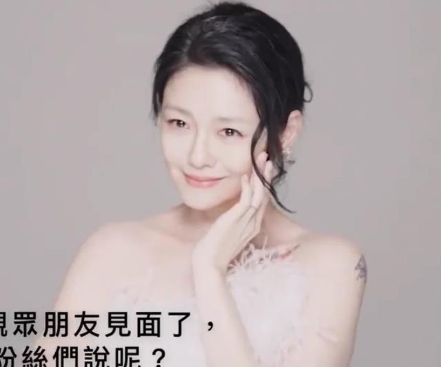 大S|大S婚后同具俊晔拍广告,大胆高调秀恩爱,还展示同款情侣文身