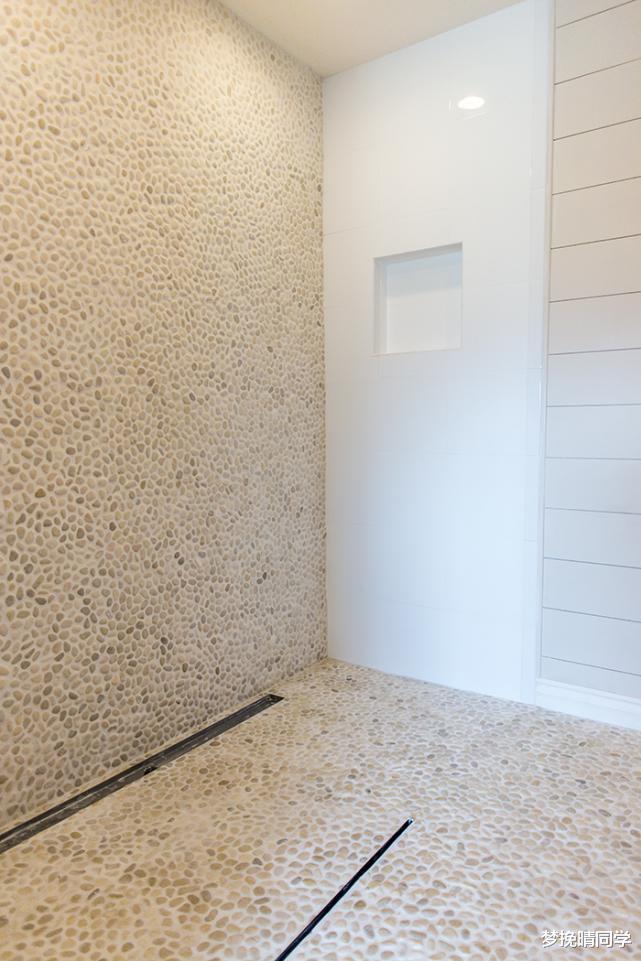 多亏了老师傅，剩2麻袋石子铺墙铺地，又漂亮又省了1000块瓷砖钱