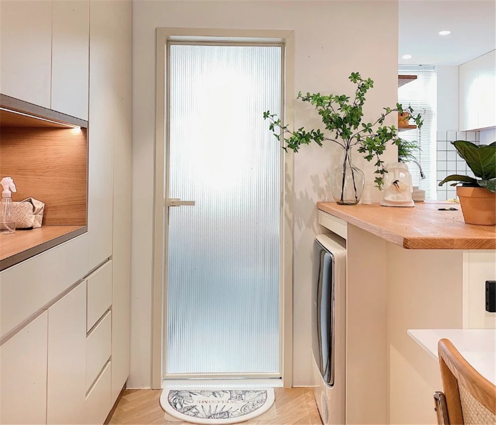 小姑娘把奶油白色的设计放进卫生间里,看起来很有质感,喜欢