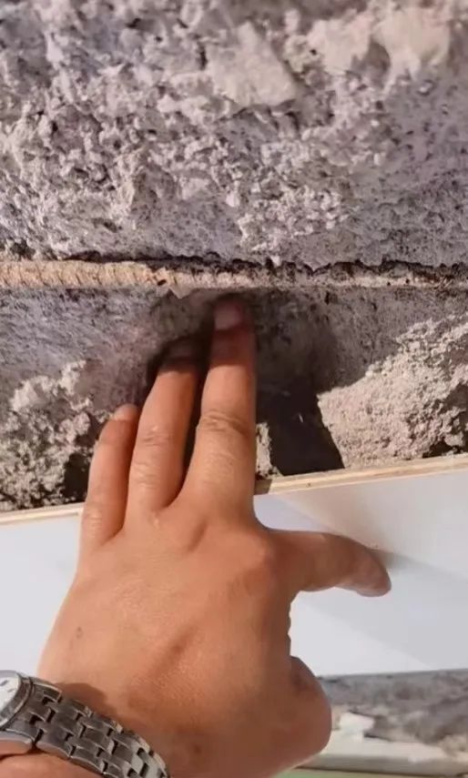 承重墙混凝土用手一抠就掉?男子慌了,开发商回应