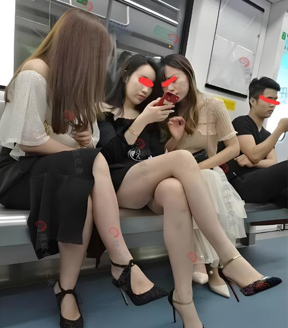男子地铁站夸赞女子腿细好看,女子:你有眼光很会说话,加个好友