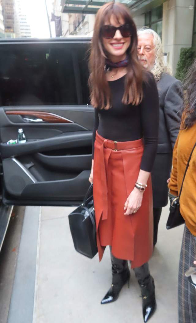 安妮·海瑟薇|安妮·海瑟薇亮相宣传新片，元气满满；新剪刘海很有少女感