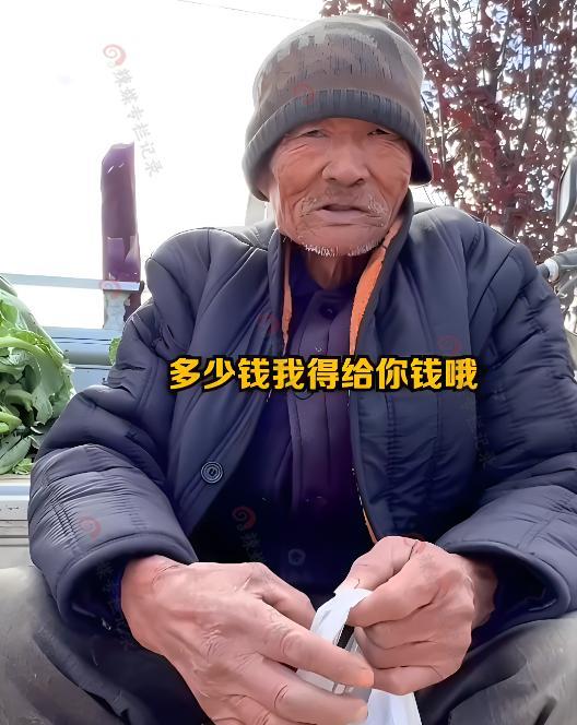 3个儿女不养老,8旬老人在寒风中卖菜冻得发抖,男子送他一件棉袄